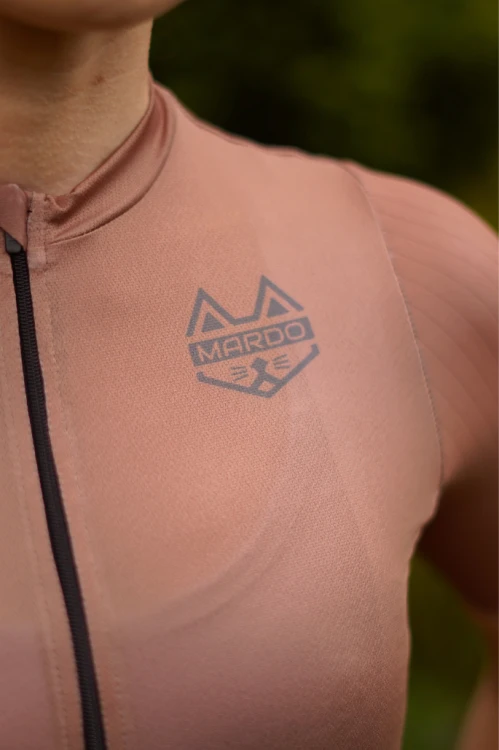 Koszulka kolarska damska brązowa air (mocha mousse) - logo Mardo